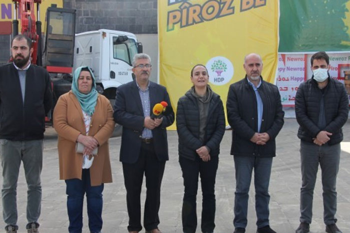 Diyarbakır Newroz Tertip Komitesi’ne, ‘imalar’ ve ‘anlamlar’ bulunan sloganlar sebebiyle dava açıldı 