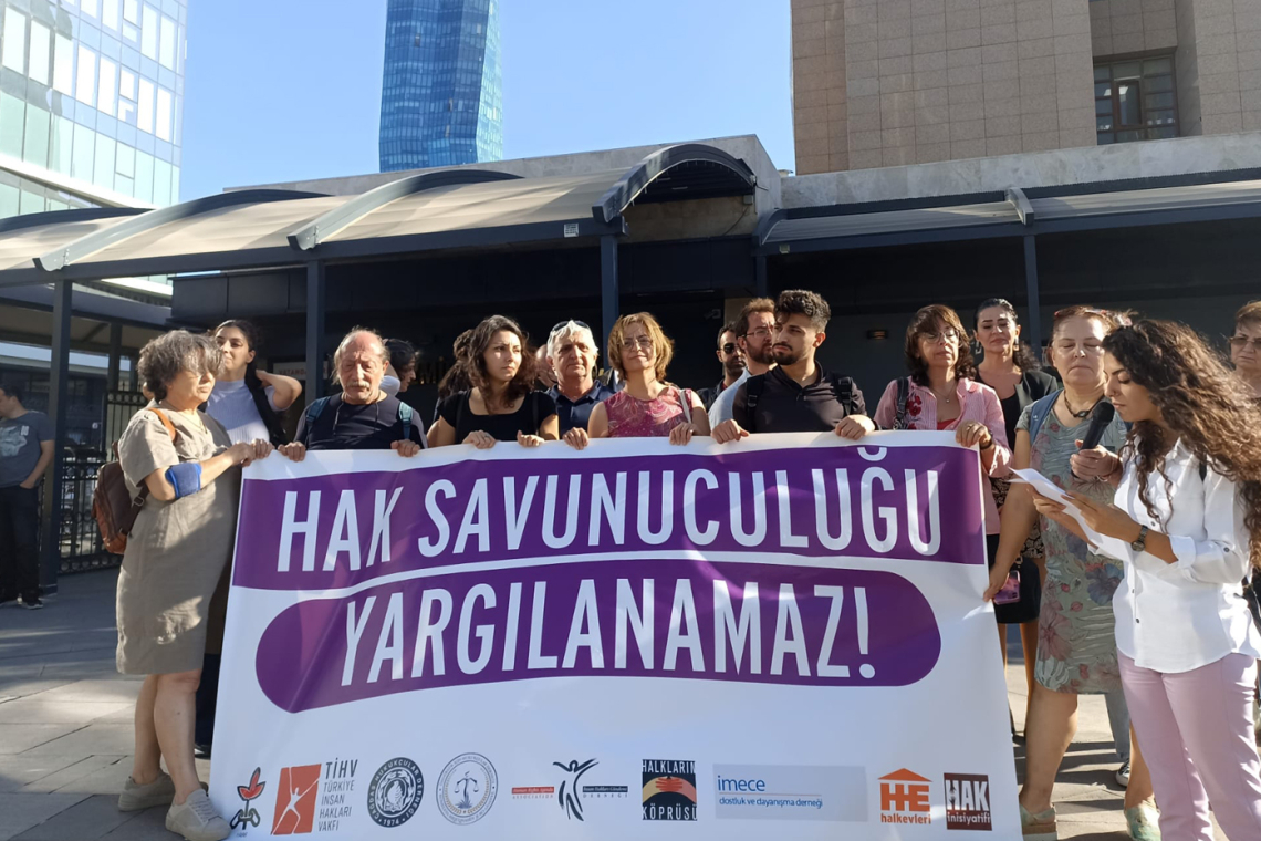 İzmir’de yargılanan iki hak savunucusu hakkında beraat kararı verildi