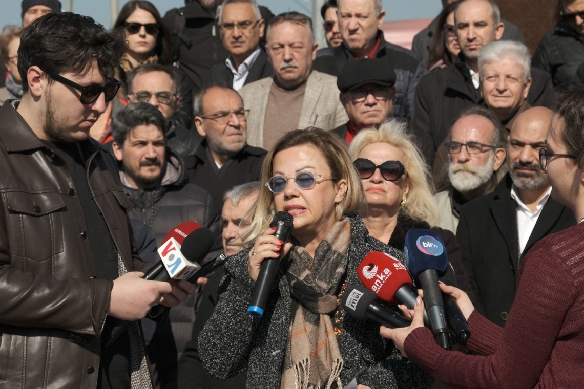 İzmirli gazeteciler meslektaşları Süleyman Gençel için eylem yaptı