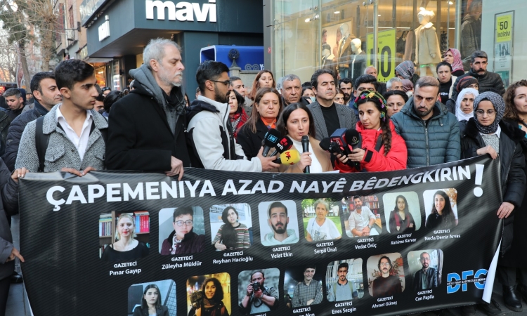 Gazetecilerin görüntü alması kalkanlarla engellendi 