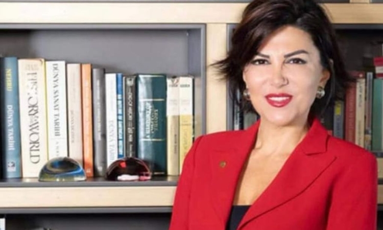 Gazeteci Sedef Kabaş’ın “Cumhurbaşkanına hakaret” suçlamasıyla yargılandığı dava yine ertelendi