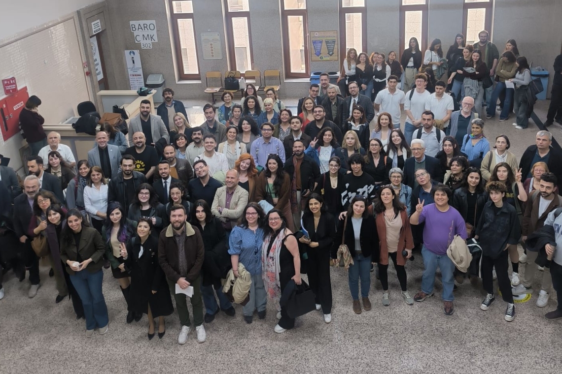 İzmir’de 11 LGBTİ+ hak savunucusu, beş illüstrasyon nedeniyle yargılanmaya başlandı 